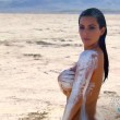 kim kardashian nuda deserto 01