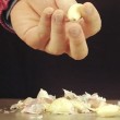 come sbucciare un aglio in 30 secondi? Basta agitarlo in un barattolo02