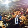 Alessandro Di Battista (M5S) in curva Nord con gli ultras della Lazio FOTO