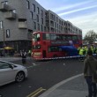 Londra, decine di passanti sollevano bus che schiaccia ciclista02