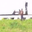 VIDEO YouTube - Calais, polizia trova migranti, li picchia e li getta dal guardrail