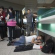 Fiumicino, incendio aeroporto: passeggeri dormono a terra02