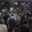 Fiumicino, incendio aeroporto: passeggeri dormono a terra09