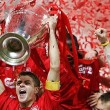 Steven Gerrard alza la Coppa dei Campioni