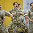 Principe Harry balla danza Maori in Nuova Zelanda