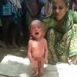 India, neonato con la febbre costretto a camminare dalla stregona02