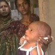 India, neonato con la febbre costretto a camminare dalla stregona04
