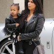 Kim Kardashian e figlia Nori "dark": tutte e 2 indossano giacca pelle nera11