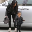 Kim Kardashian e figlia Nori "dark": tutte e 2 indossano giacca pelle nera6