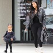Kim Kardashian e figlia Nori "dark": tutte e 2 indossano giacca pelle nera05