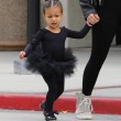 Kim Kardashian e figlia Nori "dark": tutte e 2 indossano giacca pelle nera03