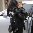 Kim Kardashian e figlia Nori "dark": tutte e 2 indossano giacca pelle nera16
