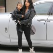 Kim Kardashian e figlia Nori "dark": tutte e 2 indossano giacca pelle nera15