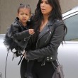 Kim Kardashian e figlia Nori "dark": tutte e 2 indossano giacca pelle nera12