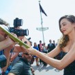 Miranda Kerr a Cannes: prima in rosa shocking super scollato, poi in nero23