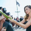 Miranda Kerr a Cannes: prima in rosa shocking super scollato, poi in nero26