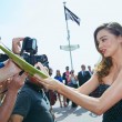 Miranda Kerr a Cannes: prima in rosa shocking super scollato, poi in nero27