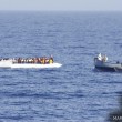 Pozzallo, sbarco 870 migranti: c'è pure una neonata, 80 hanno la scabbia01