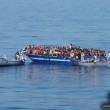 Pozzallo, sbarco 870 migranti: c'è pure una neonata, 80 hanno la scabbia02