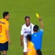 VIDEO YouTube - Ronaldinho, simulazione comica. L'arbitro lo ammonisce