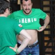 Matteo Salvini: "spogliarello" dopo il comizio, si sfila la maglietta FOTO