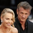 Cannes, Sean Penn e Charlize Theron mano nella mano sul red carpet02
