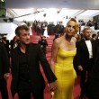 Cannes, Sean Penn e Charlize Theron mano nella mano sul red carpet03