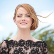 Cannes, dopo Sophie Marceau incidente hot per Emma Stone. Si alza il vento e… 01