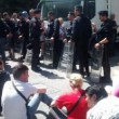 Roma, protesta anti sgombero a Torrevecchia: cassonetti in fiamme, blocco strade 03