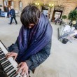 pianista homeless intrattiene pendolari alla stazione di Newcastle02