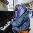 pianista homeless intrattiene pendolari alla stazione di Newcastle