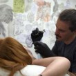 Gb, la ragazza che ha due "smile" tatuati sui seni02