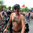 Nudi in bici contro l'inquinamento delle auto FOTO 4