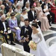 Svezia, il principe Carl Philip sposa la star reality Sofia06