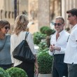 Elena Santarelli in via Montenapoleone con un'amica 19
