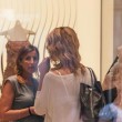 Elena Santarelli in via Montenapoleone con un'amica 09