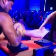ex rugbista si rompe braccio in diretta tv durante sfida braccio di ferro