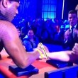 ex rugbista si rompe braccio in diretta tv durante sfida braccio di ferro 05