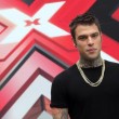 Fedez litiga al Just Cavalli, lancia bottiglia e ferisce ragazza. Per un selfie