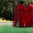 VIDEO YouTube. Isis uccide 5 spie: chiusi in gabbia e annegati in una piscina