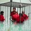 VIDEO YouTube. Isis uccide 5 spie: chiusi in gabbia e annegati in una piscina 2