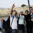 Grecia, profughi siriani sbarcano a Kos: selfie tra i turisti