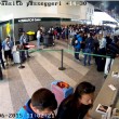 Malpensa, così rubavano al check-in: FOTO SEQUENZA di un furto