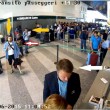 Malpensa, così rubavano al check-in: FOTO SEQUENZA di un furto