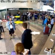 Malpensa, così rubavano al check-in: FOTO SEQUENZA di un furto