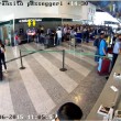 Malpensa, così rubavano al check-in: FOTO SEQUENZA di un furto