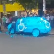 Parcheggia auto su posto disabili: la ritrova tappezzata di...01