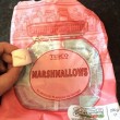 Marshmallow è duro da masticare: all'interno ci trova unghia del piede4
