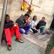 Milano, migranti nei negozi vuoti01
