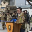 Matteo Renzi, mimetica e jeans durante visita a Herat in Afghanistan04